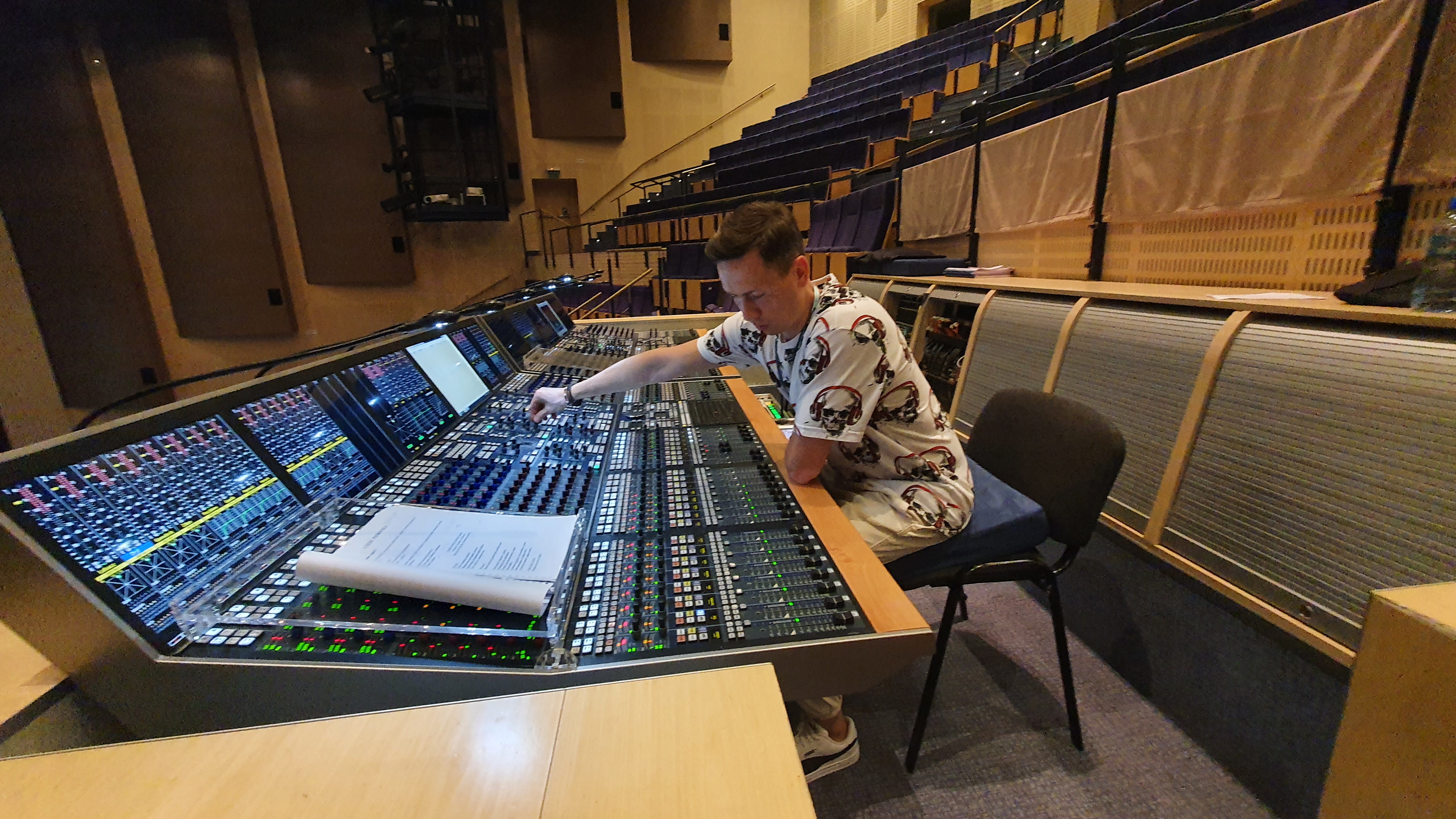 Realizator dźwięku MKSOUND w studiu